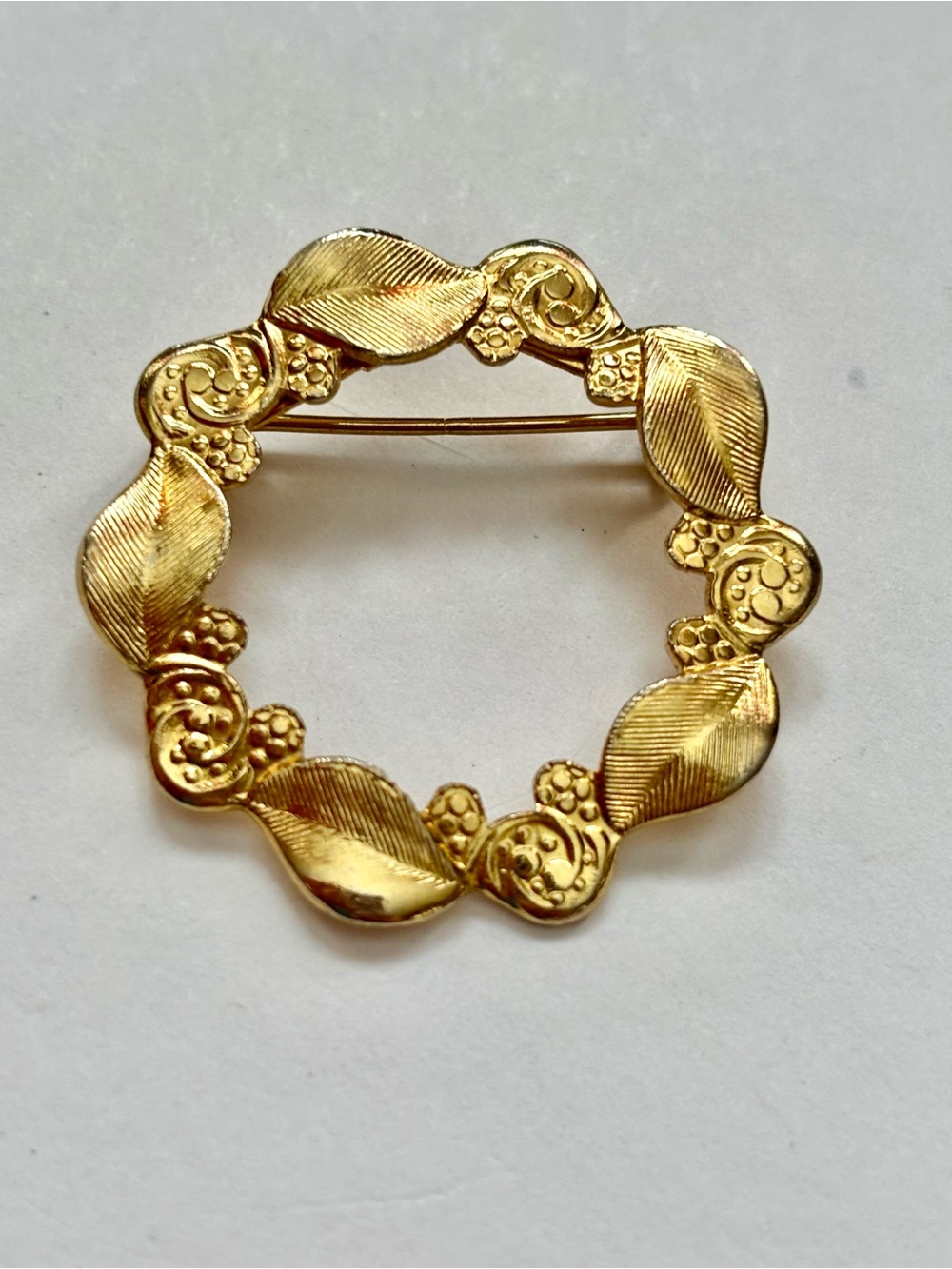 Vintage estate sale Gold plated Leaf Wreath Brooch - Classic